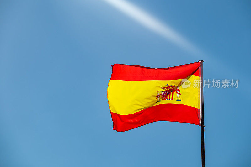 Puerto de la Cruz -西班牙国旗在蓝天的微风中飘扬